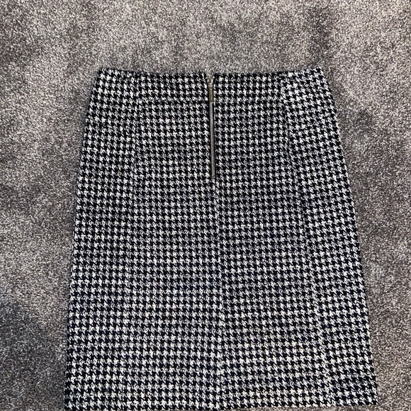 Michael Kors Black and White Houndstooth Pencil Skirt Size 8 Office Siren - Picture 2 of 5